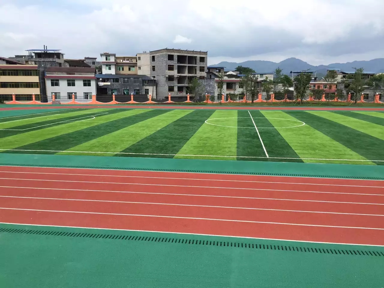蒙草生态:公司成功实施了西安奥体中心等29块国内知名球场