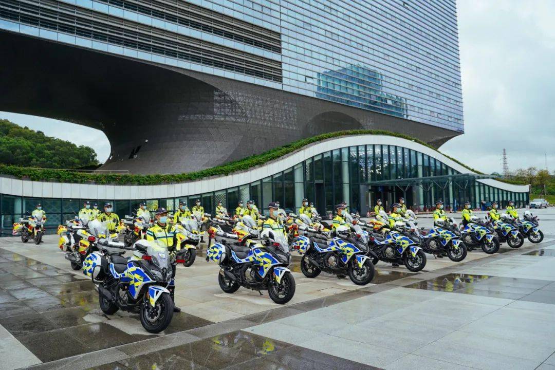 全国首支机器人交警中队，正式上岗！