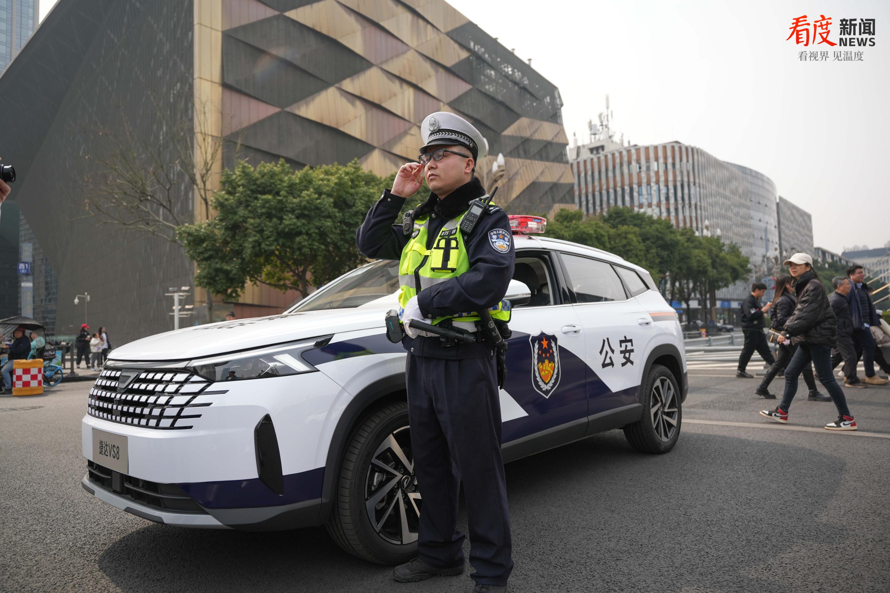 全国首支机器人交警中队，正式上岗！