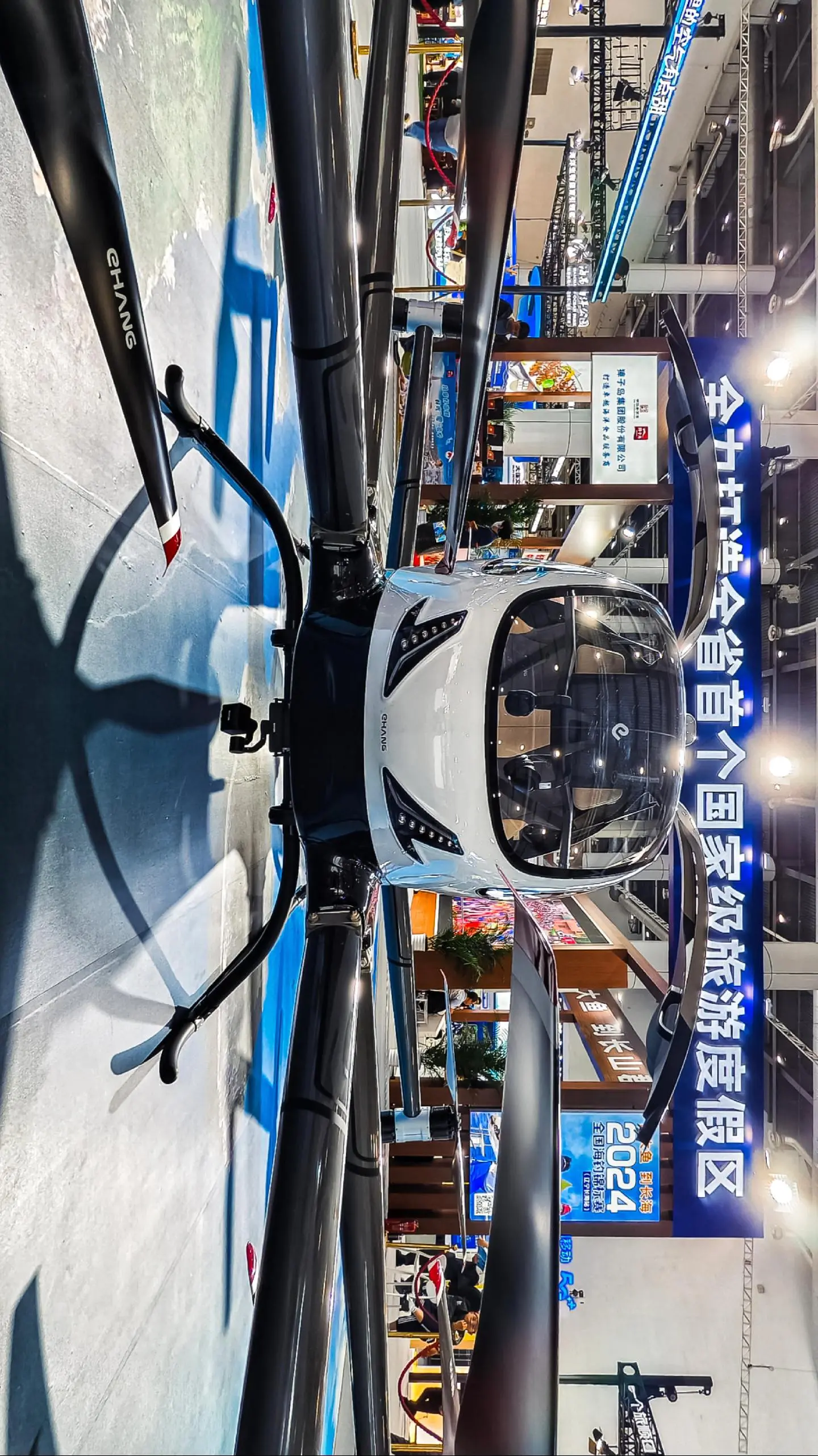 实探丨“五一”新顶流！科技旅游走红，机器人、无人机成新潮风景线
