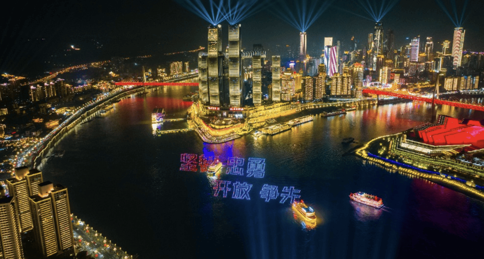 实探丨“五一”新顶流!科技旅游走红,机器人、无人机成新潮风景线