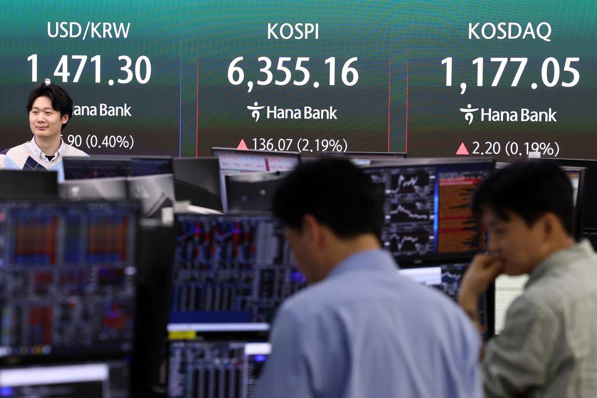 美股半导体板块普涨，安森美半导体涨近5%，纳微半导体涨4.6%